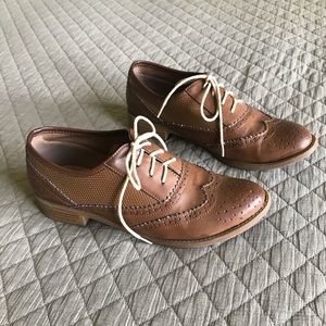 Women’s Oxford shoes.